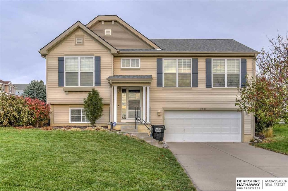 2301 Lakewood Dr, Papillion, NE 68046 - photo 1