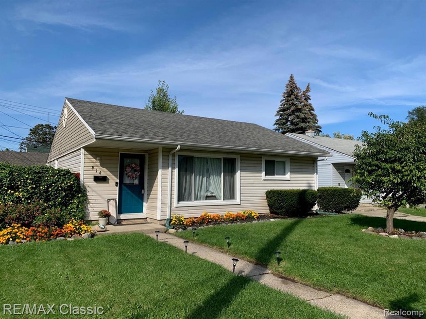 Welcome to this well maintained adorable home!