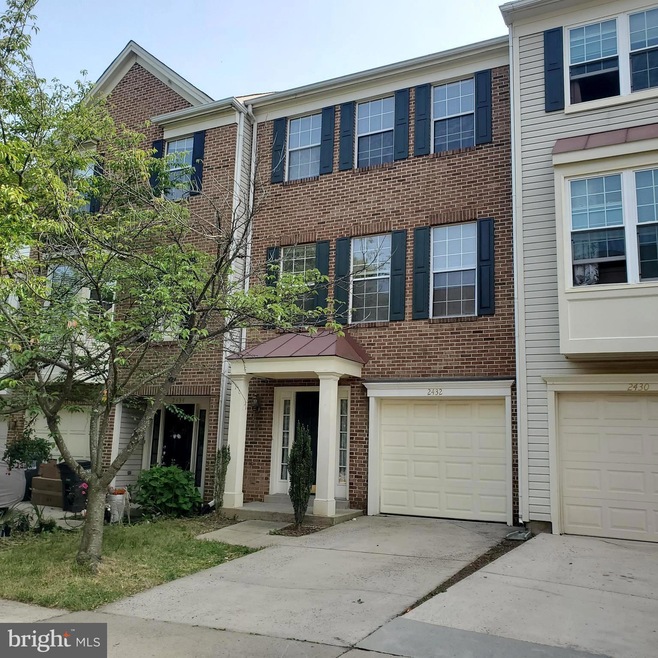2432 Clover Field Cir, Herndon, VA 20171 - photo 1