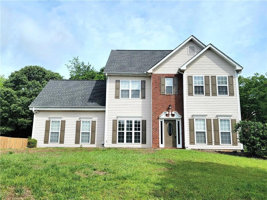 View of front facade with a front yard
