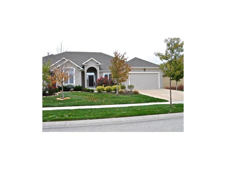 Beautifully Maintained Villa in Lenexa's Falcon Vi