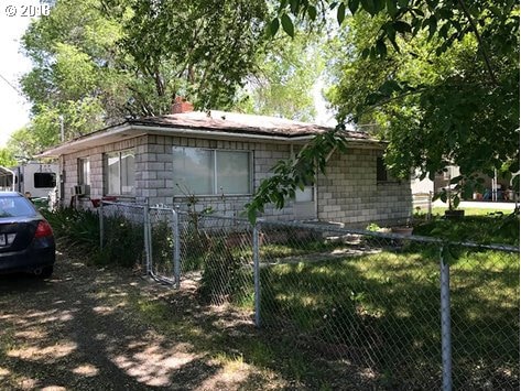 2127 Arthur St, Klamath Falls, OR 97603 - photo 1