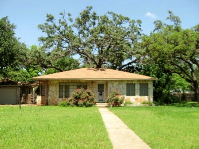 928 E Cedar St, Seguin, TX 78155 - photo 1