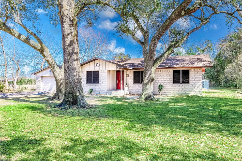 103 Fairway Dr, Alvin, TX 77511 - photo 1