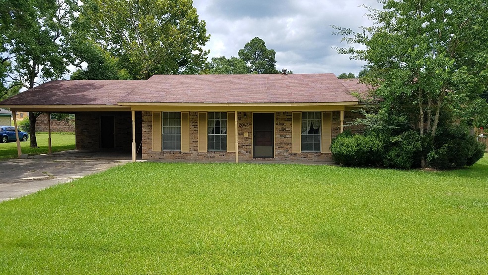 2043 Rebecca St, Laurel, MS 39440 - photo 1