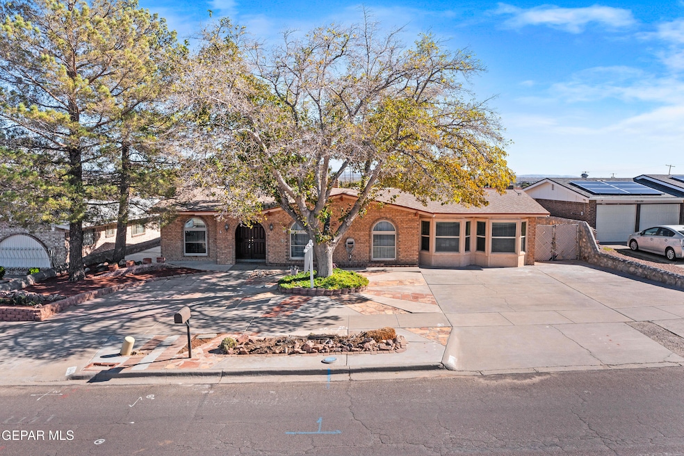 10406 Bon Aire Dr, El Paso, TX 79924 - photo 1