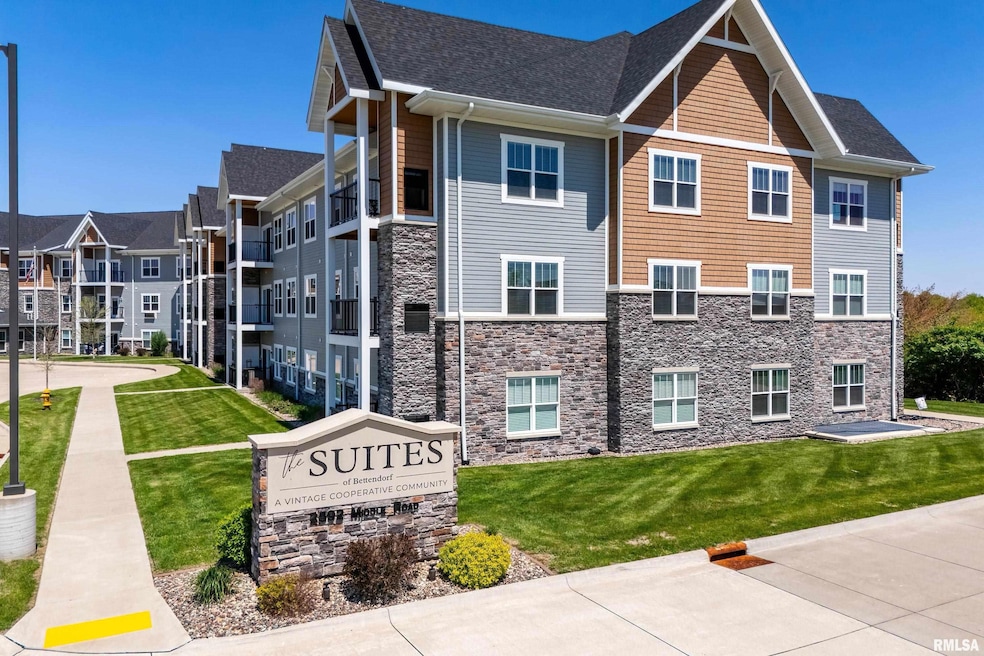 2592 Middle Rd unit 206, Bettendorf, IA 52722 - photo 1