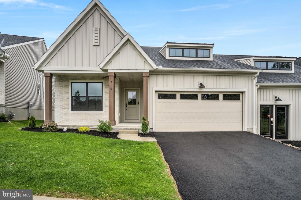 910 N Lincoln St unit 2-01, Palmyra, PA 17078 - photo 1