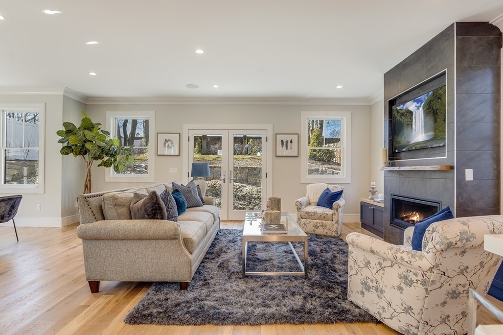 705 Hammond St unit 1B, Chestnut Hill, MA 02467 - photo 1