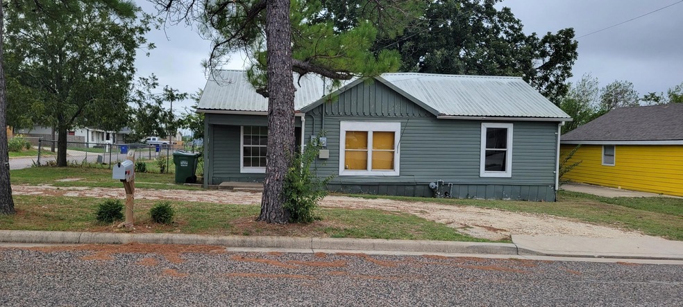 600 Water St, Whitesboro, TX 76273 - photo 1