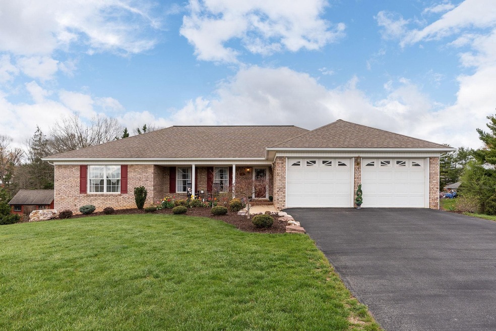 61 Gloucester Rd, Stuarts Draft, VA 24477 - photo 1