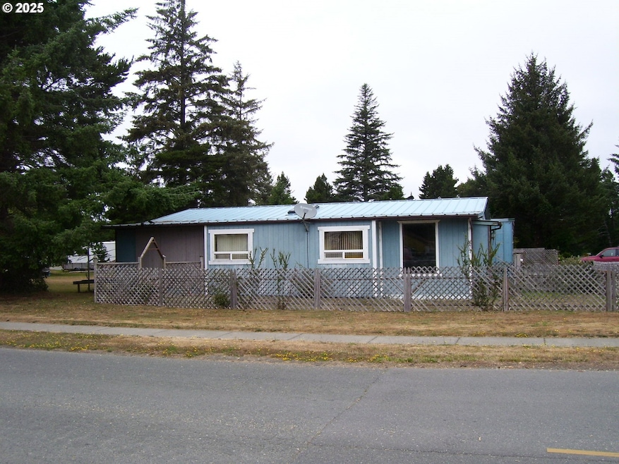 870 11th St SE, Bandon, OR 97411 - photo 1
