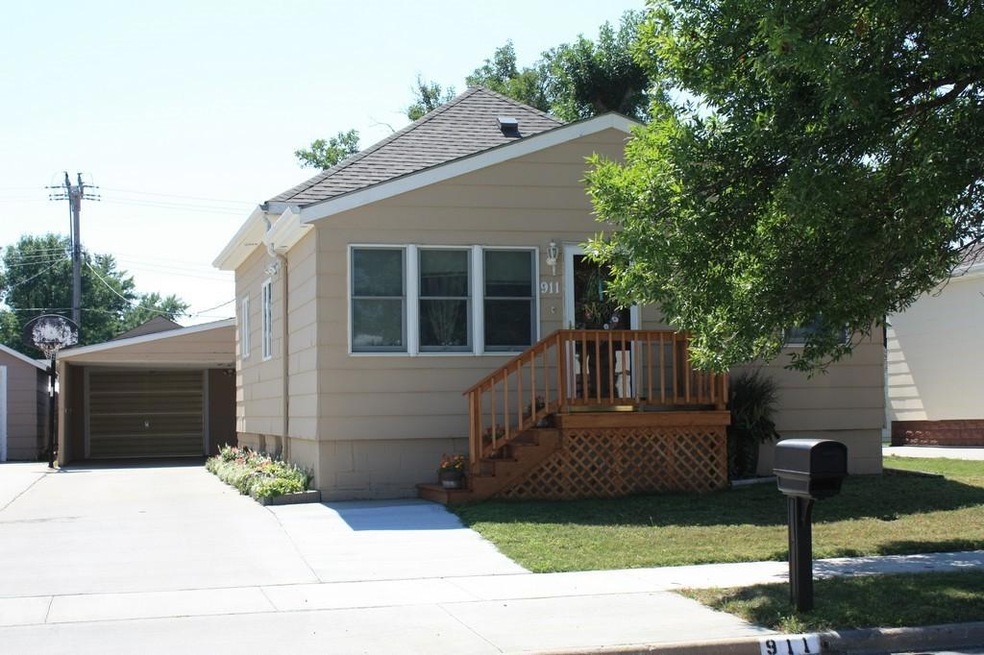 911 E 8th Ave, Mitchell, SD 57301 - photo 1