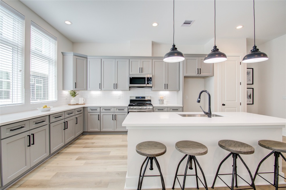 2628 W Tidwell Rd unit E, Houston, TX 77091 - photo 1