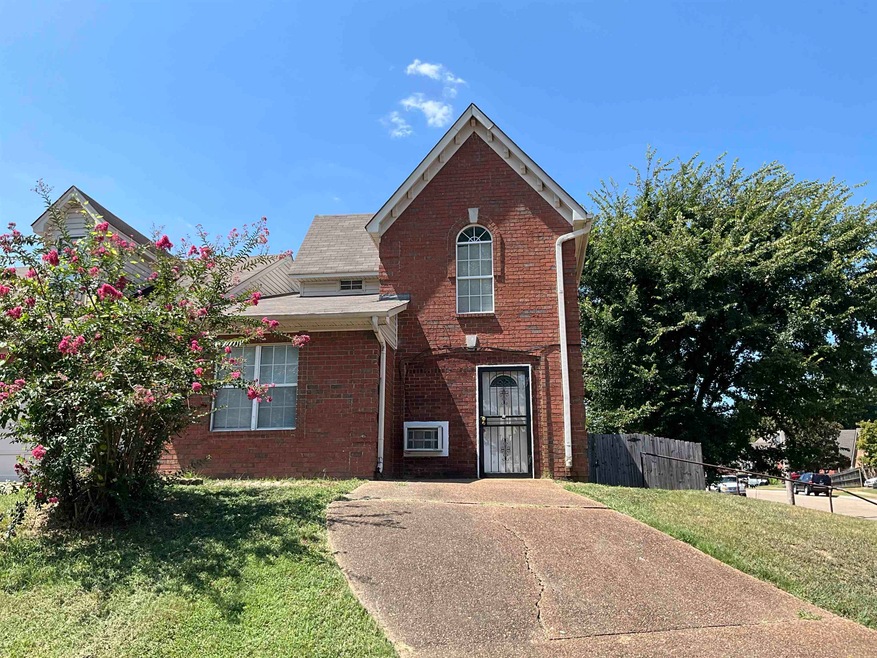 Front facade featuring a front yard