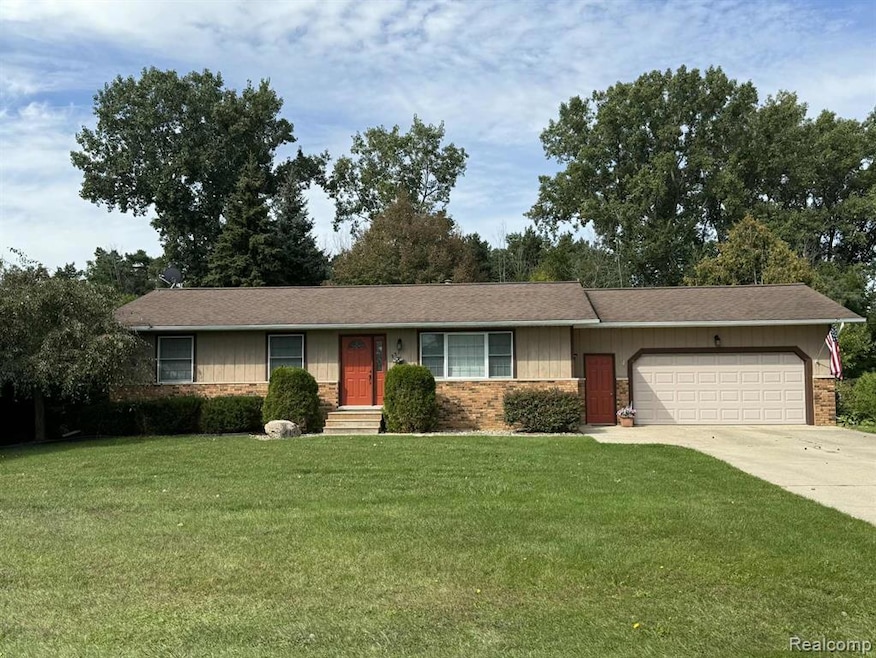 957 Linda St, Bad Axe, MI 48413 - photo 1