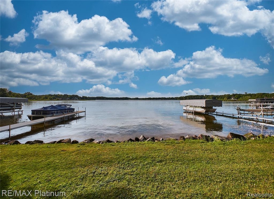 4358 Skusa Dr, Brighton, MI 48116 - photo 1