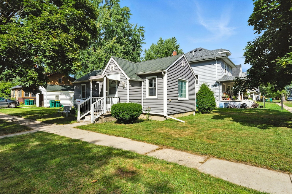 300 N Lenawee St, Durand, MI 48429 - photo 1