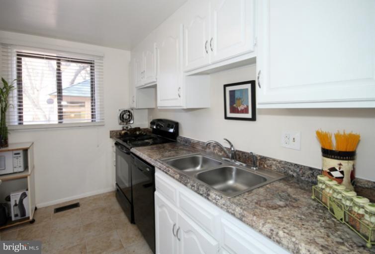 9146 Burke Rd, Burke, VA 22015 - photo 1