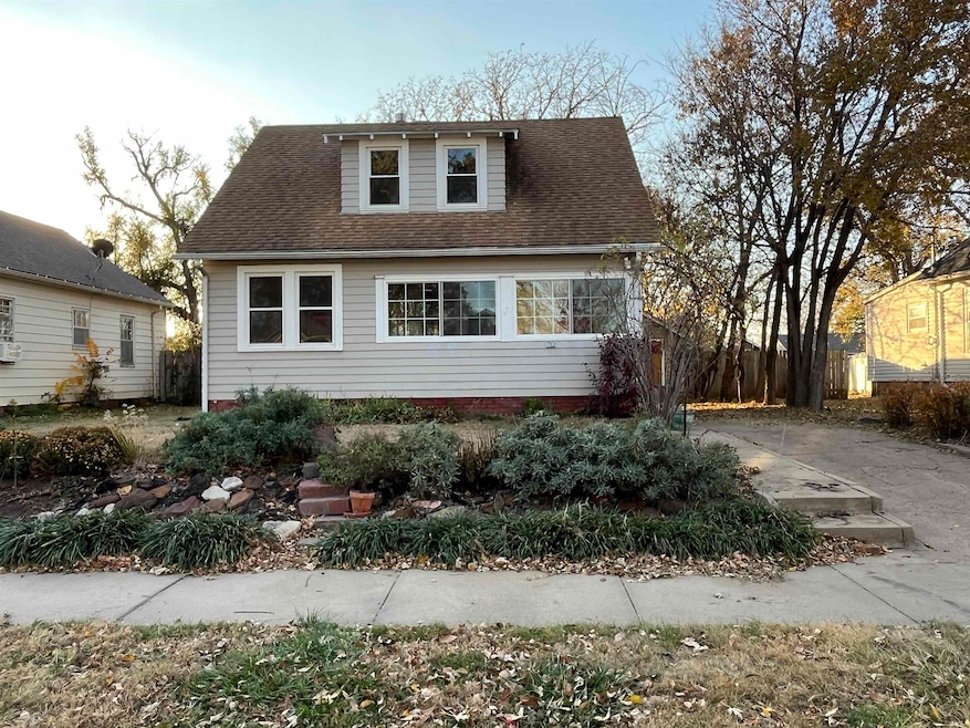 712 Custer St, Salina, KS 67401 - photo 1