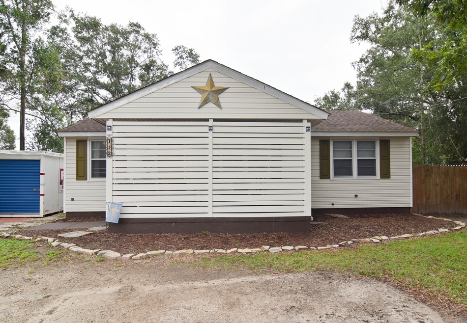 712 Henderson Dr, Jacksonville, NC 28540 - photo 1