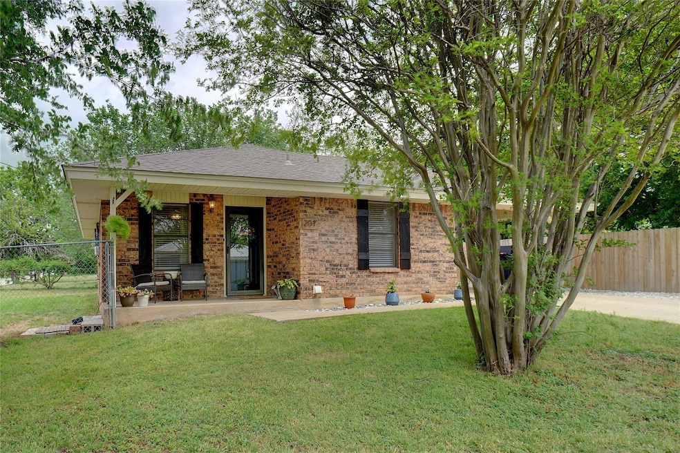 201 E 7th St, Springtown, TX 76082 - photo 1