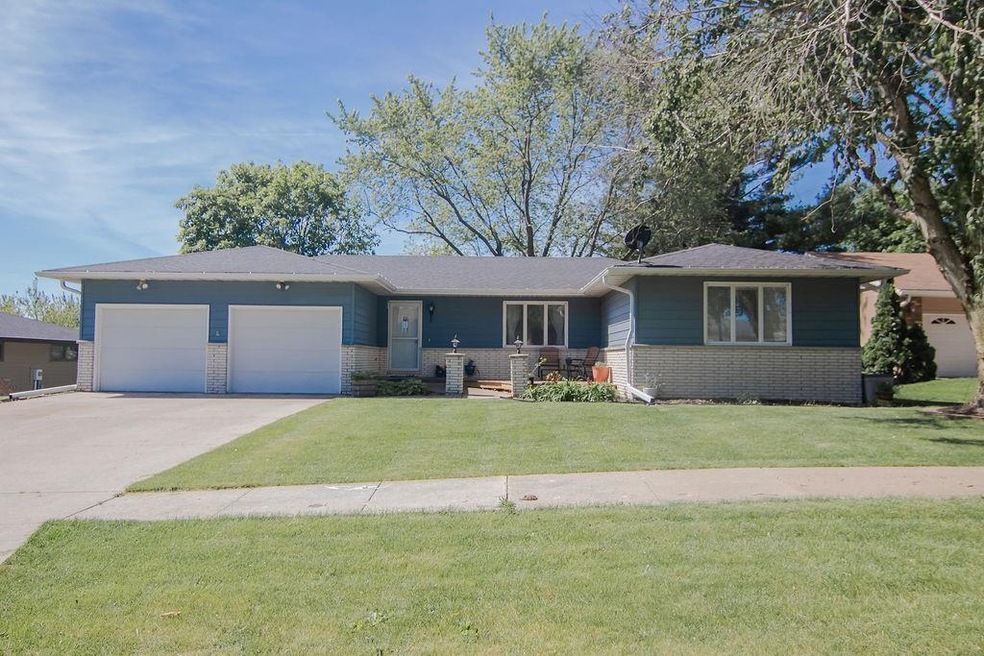 1511 S 16th Ave W, Newton, IA 50208 - photo 1