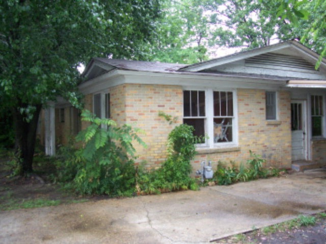 555 7th St, McComb, MS 39648 - photo 1