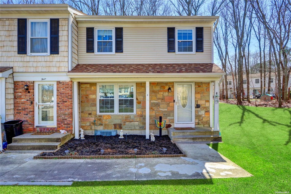 4 Bartlett Commons, Yaphank, NY 11980 - photo 1