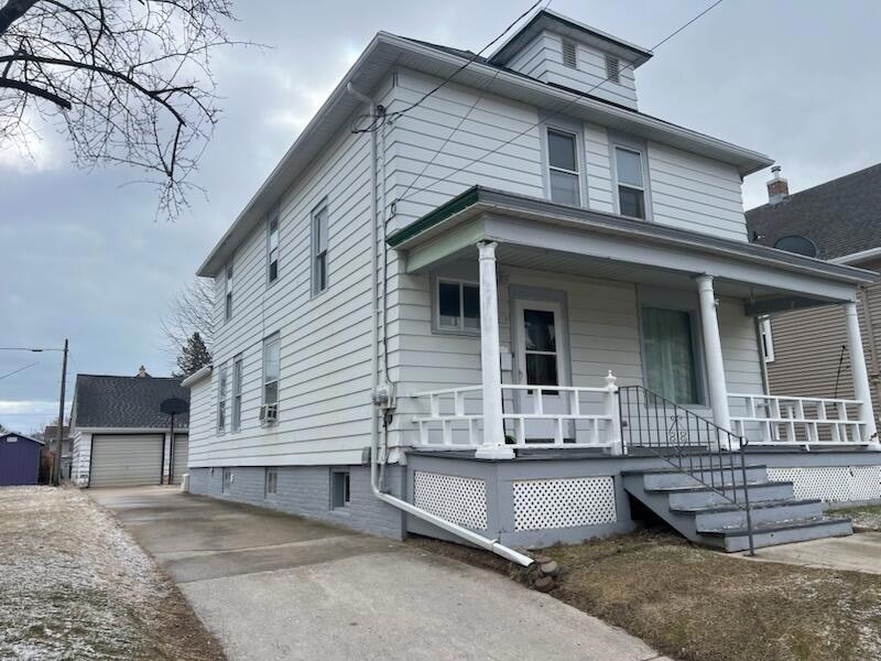 819 N 10th St, Manitowoc, WI 54220 - photo 1