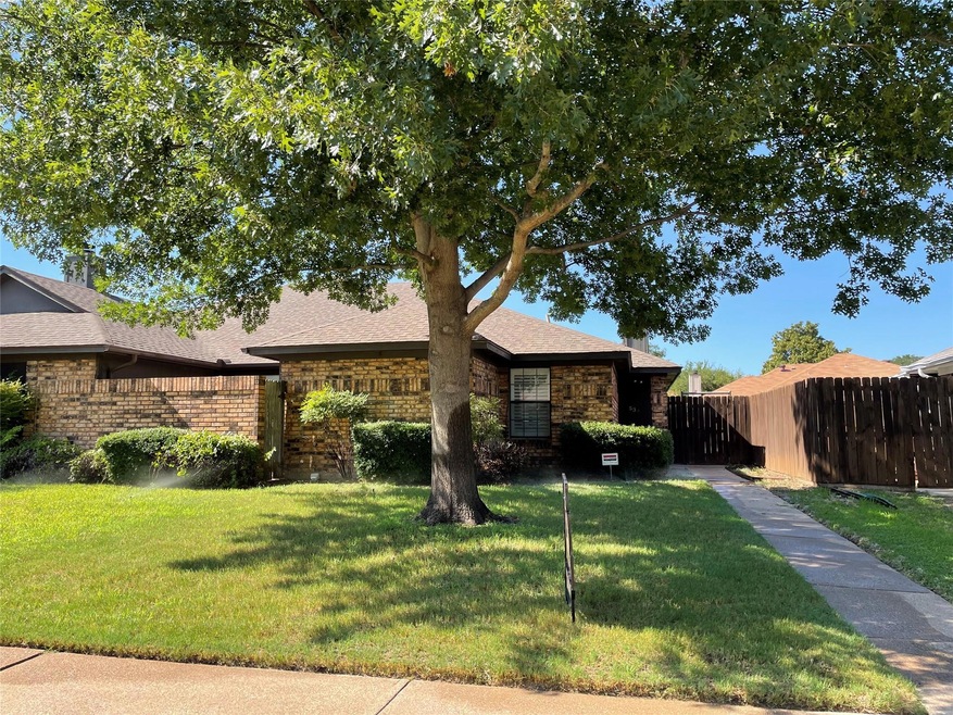 Nicely maintained duplex on quiet Coppell street