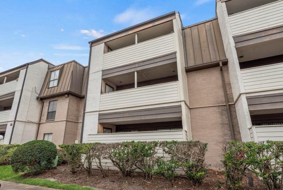 Back Exterior of Condo.