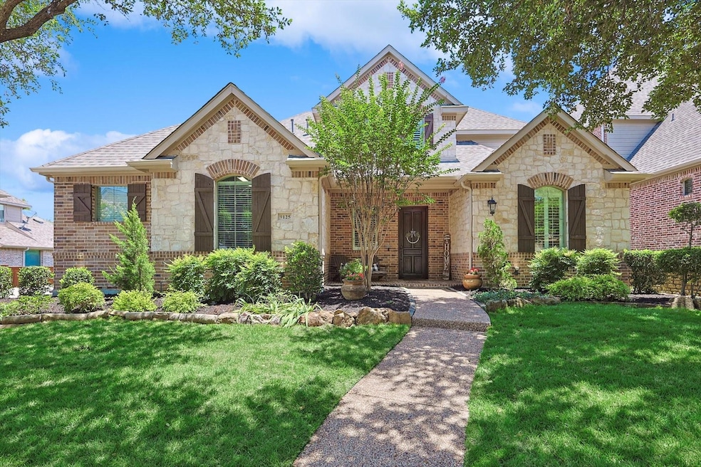 View of front of property featuring a front lawn