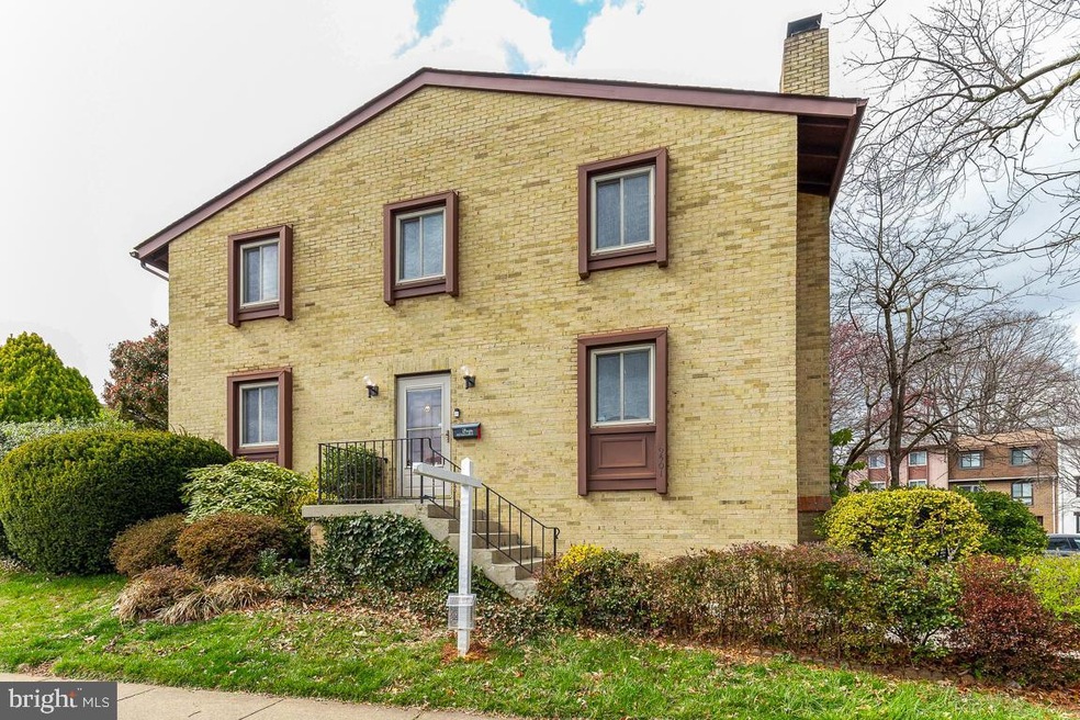 9501 Barcellona Ct, Fairfax, VA 22031 - photo 1