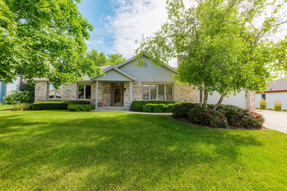 N50W17152 Chestnut Rd, Menomonee Falls, WI 53051 - photo 1