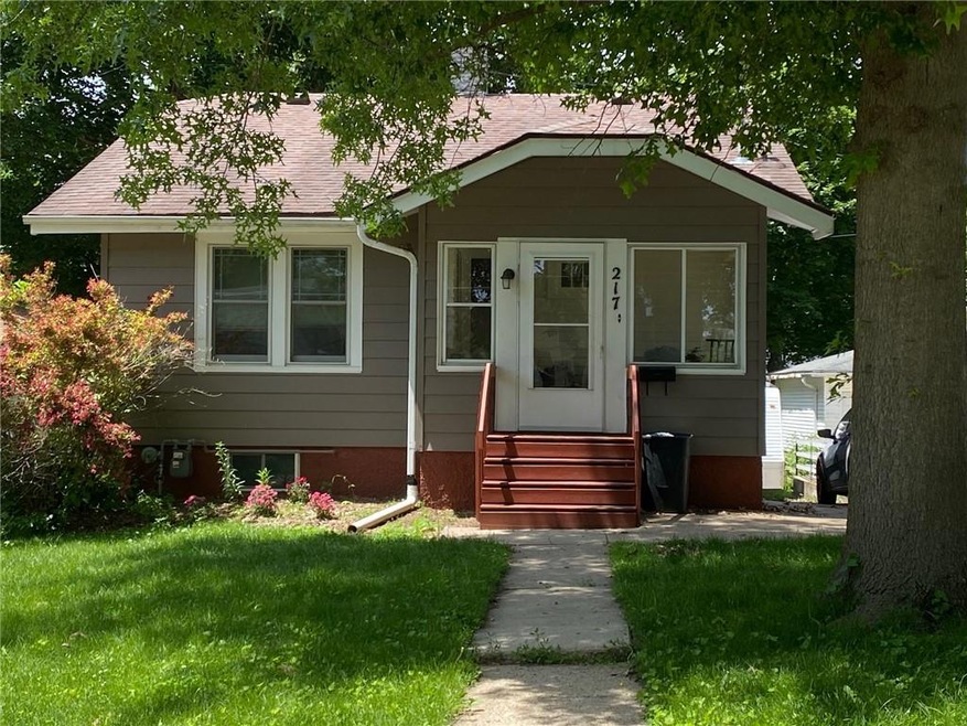 217 W 10th St S, Newton, IA 50208 - photo 1