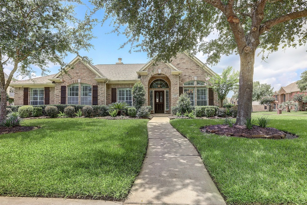 1102 Peregrine Dr, Friendswood, TX 77546 - photo 1