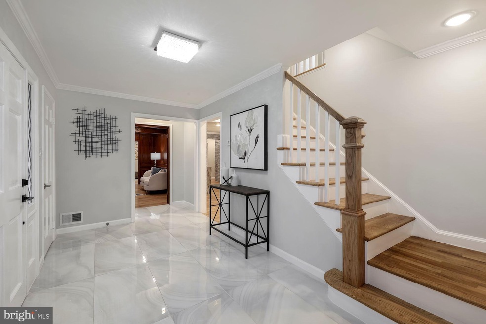 9136 Hollyoak Dr, Bethesda, MD 20817 - photo 1