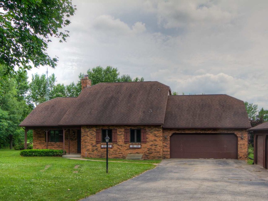 423 Bramble Ln, Brooklyn, WI 53521 - photo 1