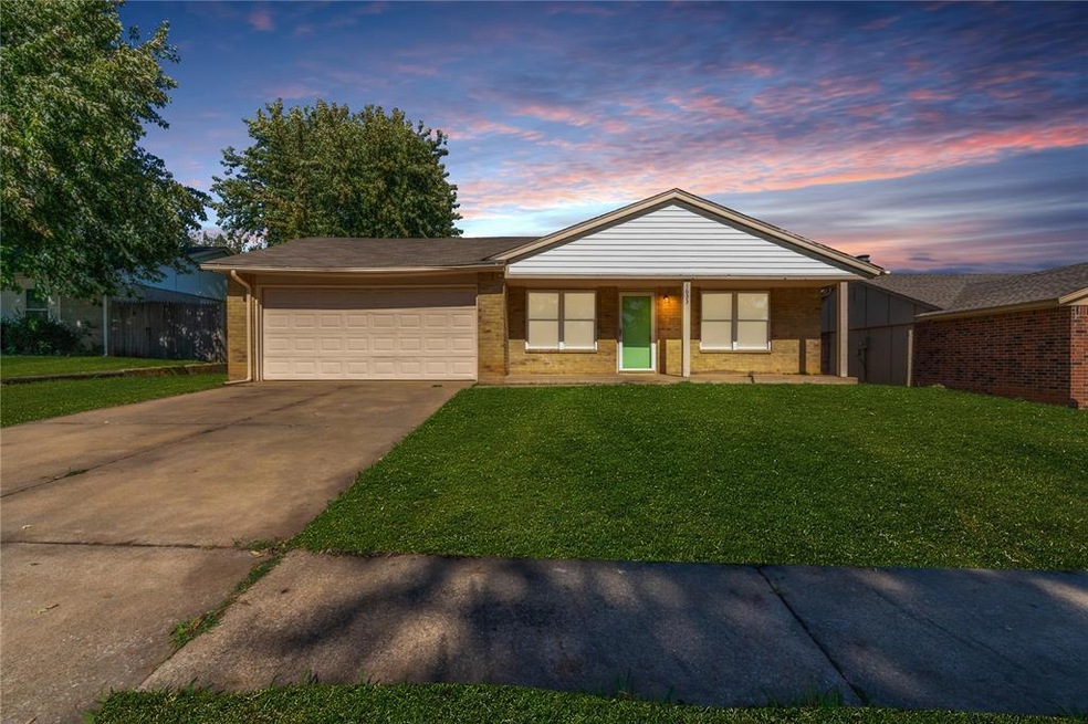 1633 NE 4th St, Moore, OK 73160 - photo 1