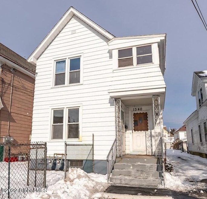 Up/Down Duplex w/ Private Driveway