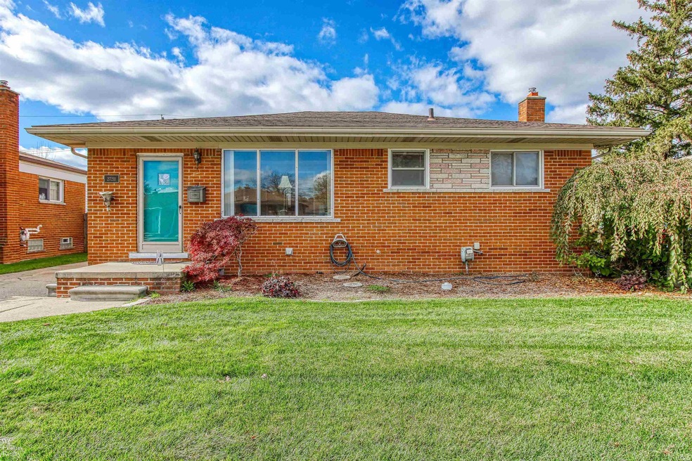 27211 W Crestmont St, Roseville, MI 48066 - photo 1