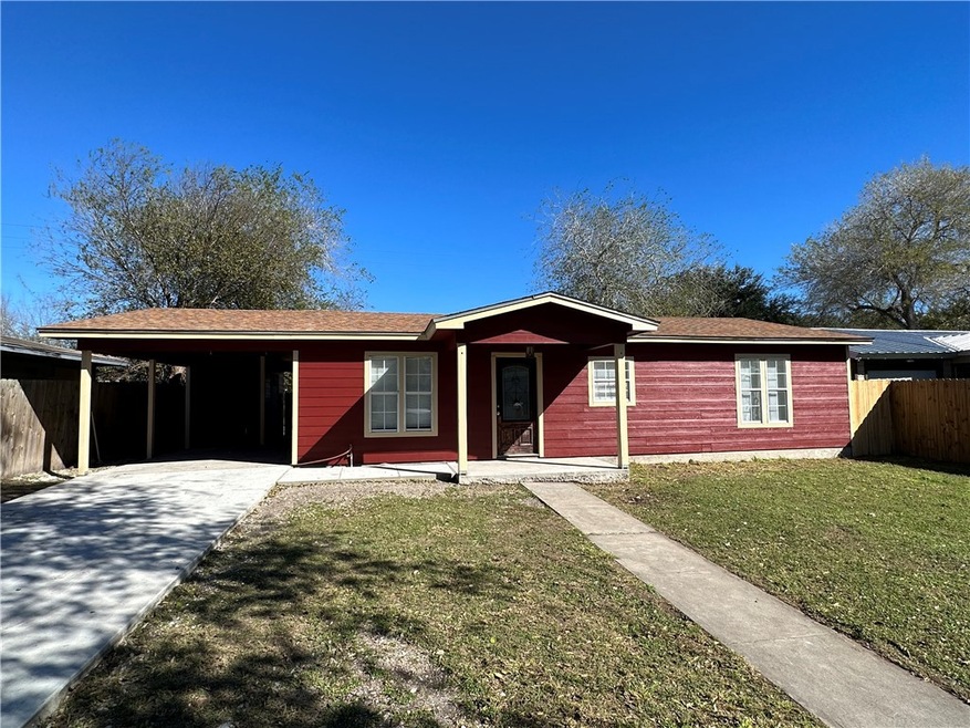 1302 N Hackberry St, Beeville, TX 78102 - photo 1