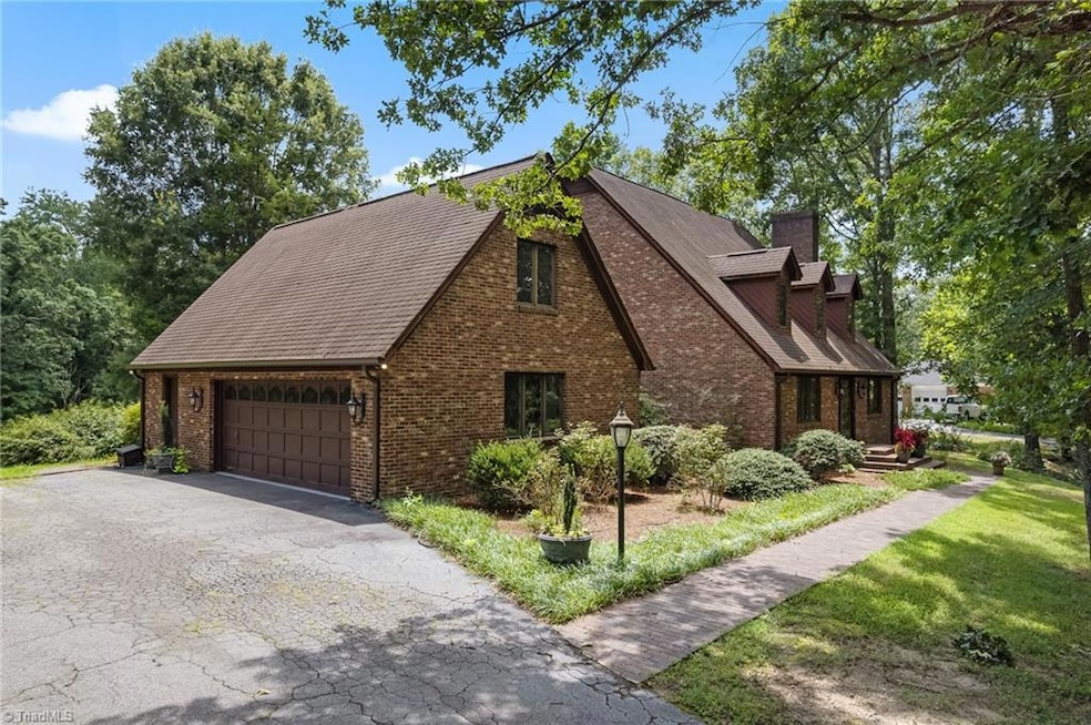 304 Cascade Dr, High Point, NC 27265 - photo 1