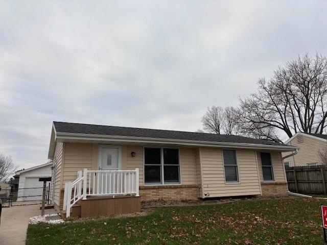 2013 N 5th Ave E, Newton, IA 50208 - photo 1