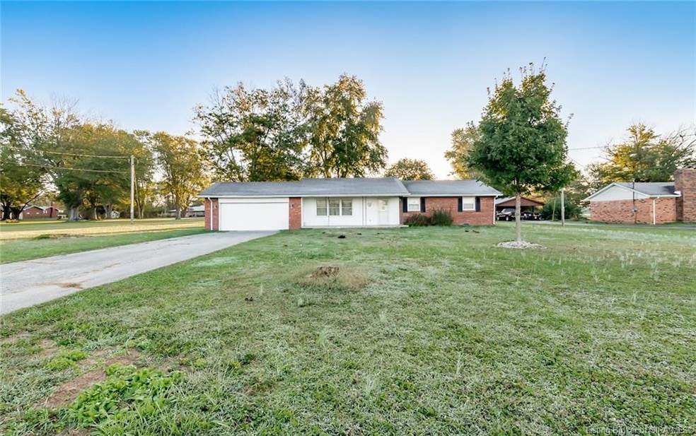 521 S Cardinal Ln, Scottsburg, IN 47170 - photo 1