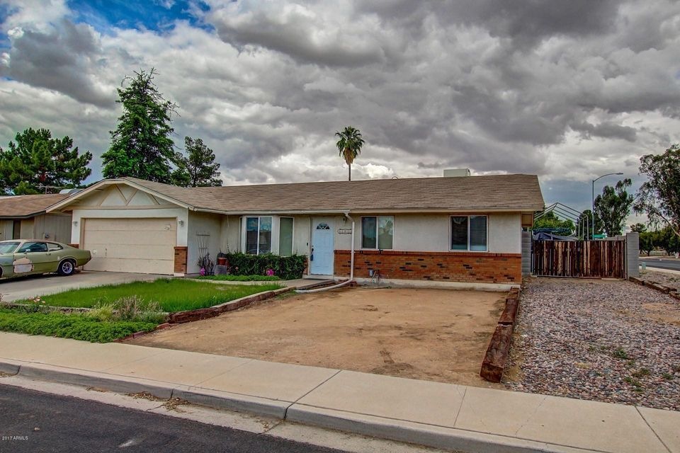 FRONT CURB APPEAL WITH RV GATE