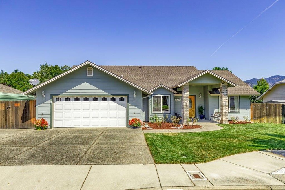 834 Idle Ct, Grants Pass, OR 97527 - photo 1