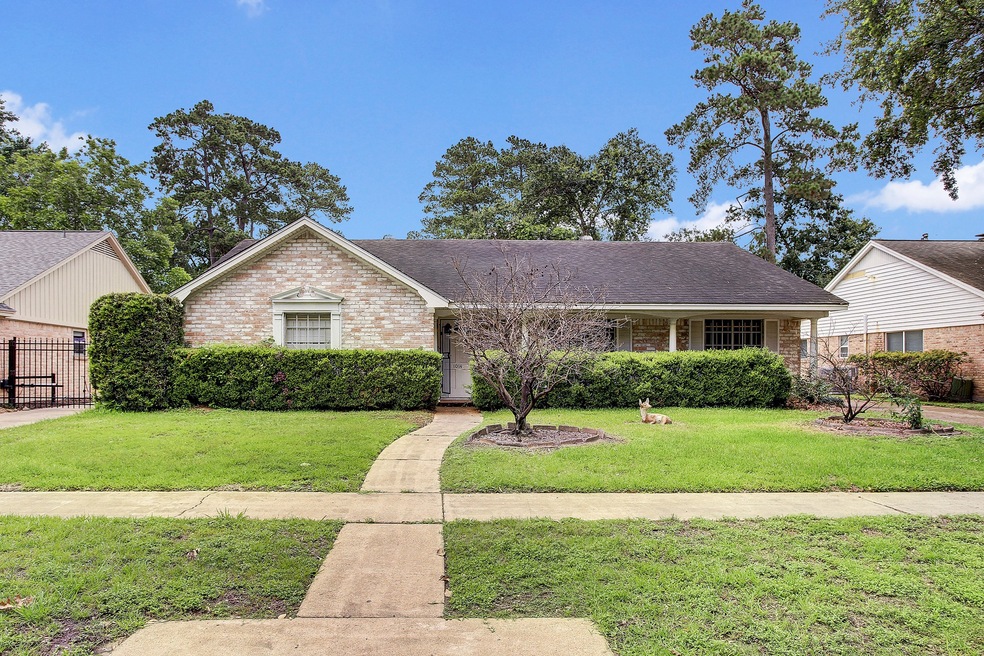 1014 Cheshire Ln, Houston, TX 77018 - photo 1