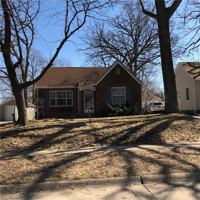 2613 33rd St, Des Moines, IA 50310 - photo 1